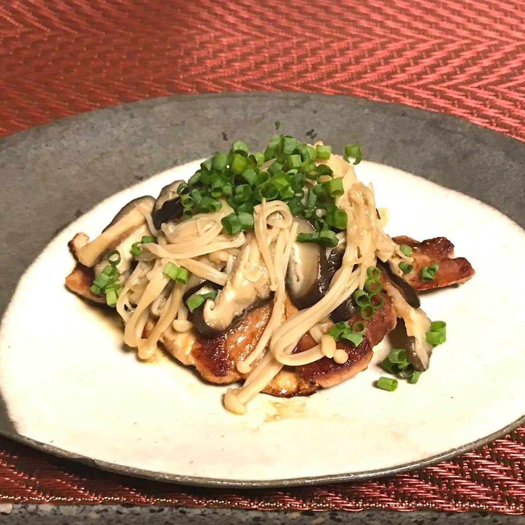 土屋眞弓のインスタグラム：「今日の一品  #豚肉ソテー和風木の子ソース」