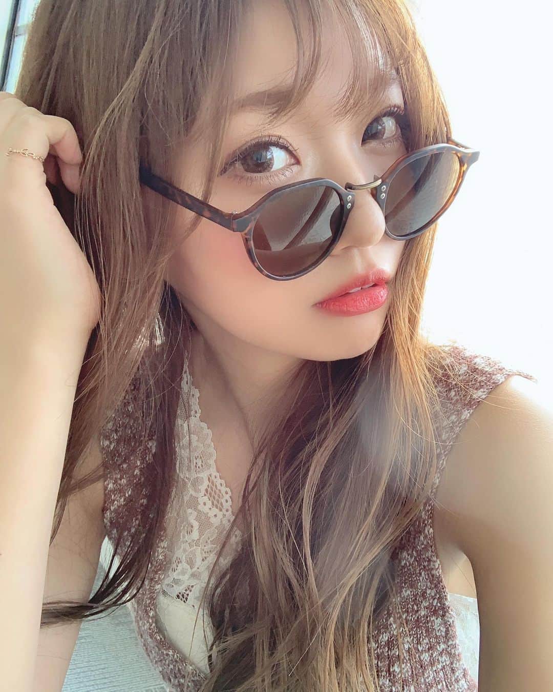 いっちゃん/嶋津 いつみのインスタグラム：「. . 毎日暑くて溶けそう😑💦 . . . . . 夏らしいレジャーを楽しめない 暑いだけの夏なんて…そんなの夏とは言えない😭👉🏻👈🏻 . . . . . せめて手持ち花火したいなぁ❤️ . . . . 実家の前の海では 週末になるとちびっ子達が 花火してる灯りが見える🙆‍♀️✨ . . . . . .  #関西  #関西サロモ  #サロンモデル #サロモ #いっちゃん  #フリーモデル #関西モデル  #あざといっちゃん #かわいっちゃん #いっちゃんコーデ #ブライダルモデル #アレンジモデル」
