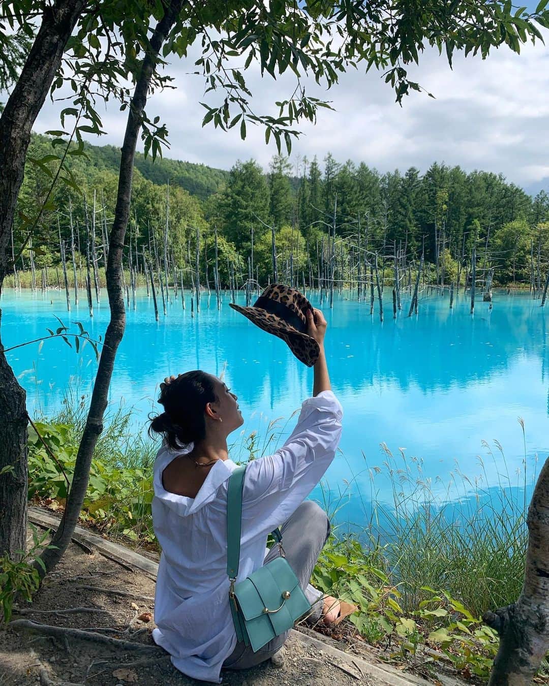 のインスタグラム：「It's so beautiful it takes my breath away...🏝 👜　@strathberry  #bag #mintcolor #北海道　#美瑛　#青の池 #hokkaido  #travelaval #trip #旅 #緑ある生活 #大自然を感じる旅 #西内ひろのオススメ旅  #三密を避けた旅 #美しいブルー #神秘的」
