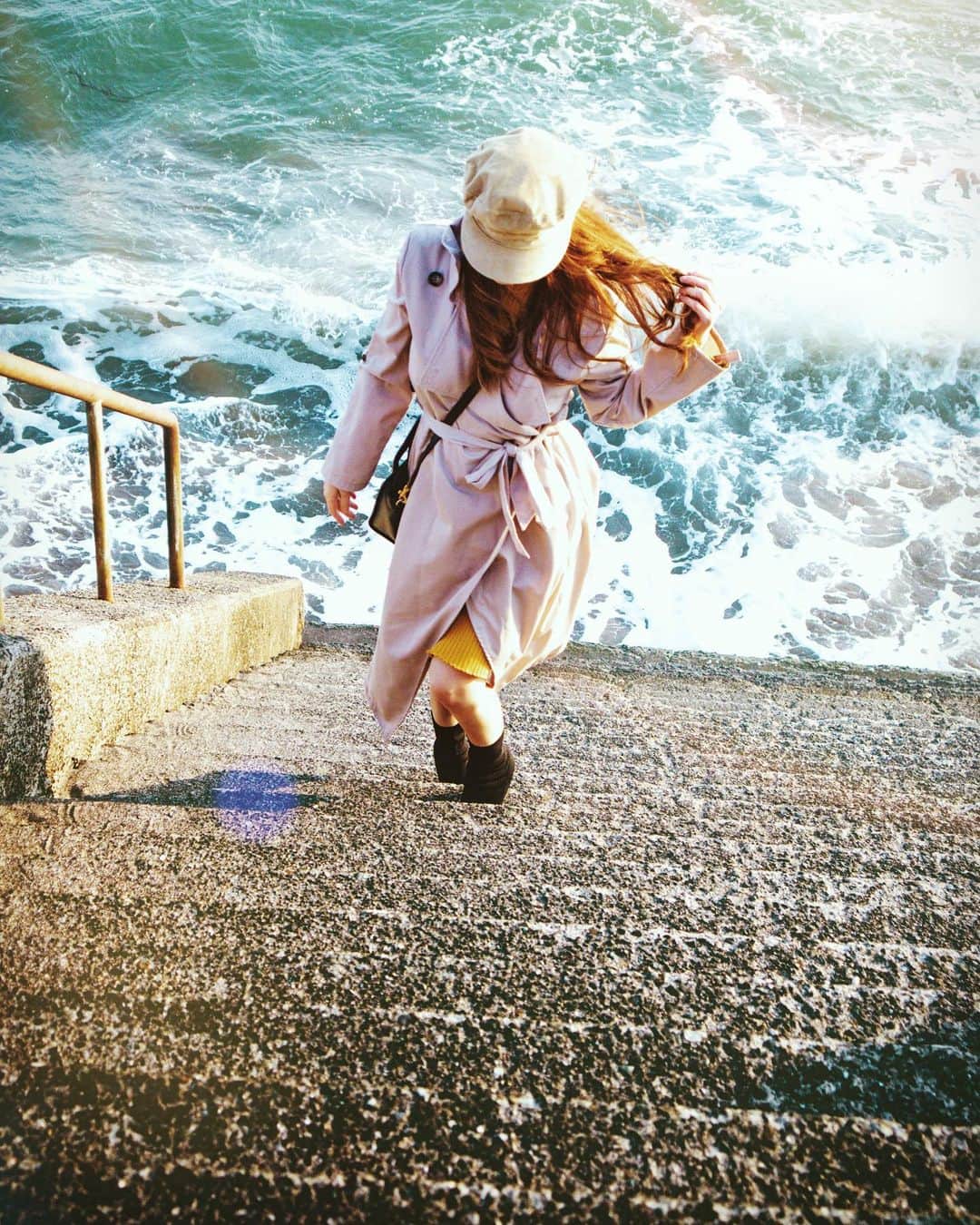 大矢真夕のインスタグラム：「バッグを斜め掛けにして 更にコートのベルトを潜らせる👆 . . 絶対にバッグを落とさない　という 強い意志を感じられる一枚🤟😌 . . 風強かったからね🌊🌊 . . . . . #ファインダー越しの世界 #写真 #写真部 #写真で伝えたい私の世界 #instagramjapan #photo_japan #photo_jpn #igersjp #lightroom  #散歩 #散歩好き #散歩日和 #散歩写真 #カメラ散歩 #散歩道 #散策 #walking #walkingaround #walkingday #walkingtime #walks #walkwalkwalk #goforawalk #eos #eosm200 #canon📷 #my_eos_photo #life_with_camera #カメラ」