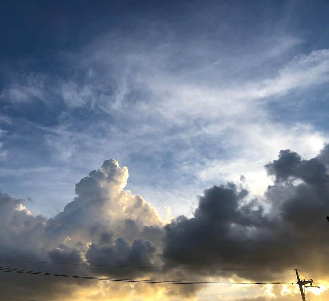 純名里沙さんのインスタグラム写真 - (純名里沙Instagram)「今日の雲、凄かった✨加工なしでこの迫力‼︎ 電信柱、惜しいっ😆 ・ #今日空 #夕景 #加工なし  #迫力満点  #電信柱 #味としよう」8月27日 21時54分 - risajunna3158