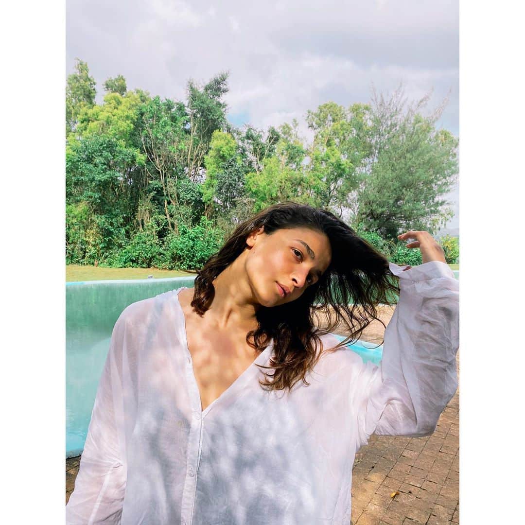 アリア・バットのインスタグラム：「keep your face towards the sunshine and the shadows will fall behind you 🌤」