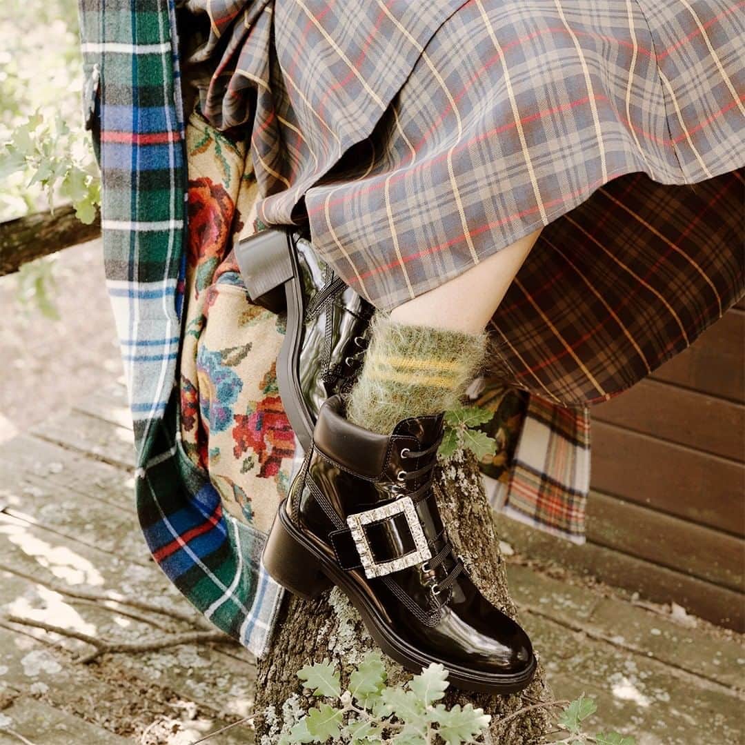 ロジェ・ヴィヴィエさんのインスタグラム写真 - (ロジェ・ヴィヴィエInstagram)「A new lace-up style, the #VivRangers boots by @GherardoFelloni come with a high, chunky heel. #RogerVivier #FW20 #GherardoFelloni   Discover the collection through the link in bio.   Photographer: @Ilariadatri_  Stylist: @Elisanalin_」8月27日 22時00分 - rogervivier