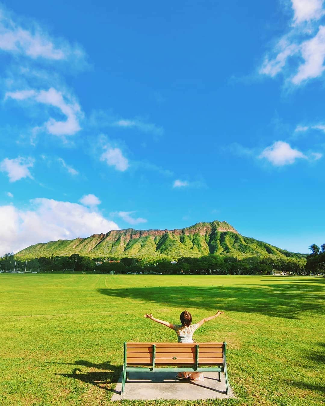 天霧真世のインスタグラム：「· Power charge🌴🌺 · ハワイのカピオラニ公園🗻🌈 ダイヤモンドヘッド一望の贅沢な景色✨ · 🔍3840 Paki Ave, Honolulu, HI 96815 · · · 私事ではございますが、先日 入籍いたしました💍 メッセージをくださいました皆様、本当に本当にありがとうございます！！ · いつかまたハワイで思い出残る素敵な写真が撮れたらいいな😊🌴🌺 · #laterpost #hawaii#oahu#honolulu #diamondhead#kapiolanipark · 🌈@mayomayo.com_ 💎@mayosacise.official ✏@mayo_paint · ·」