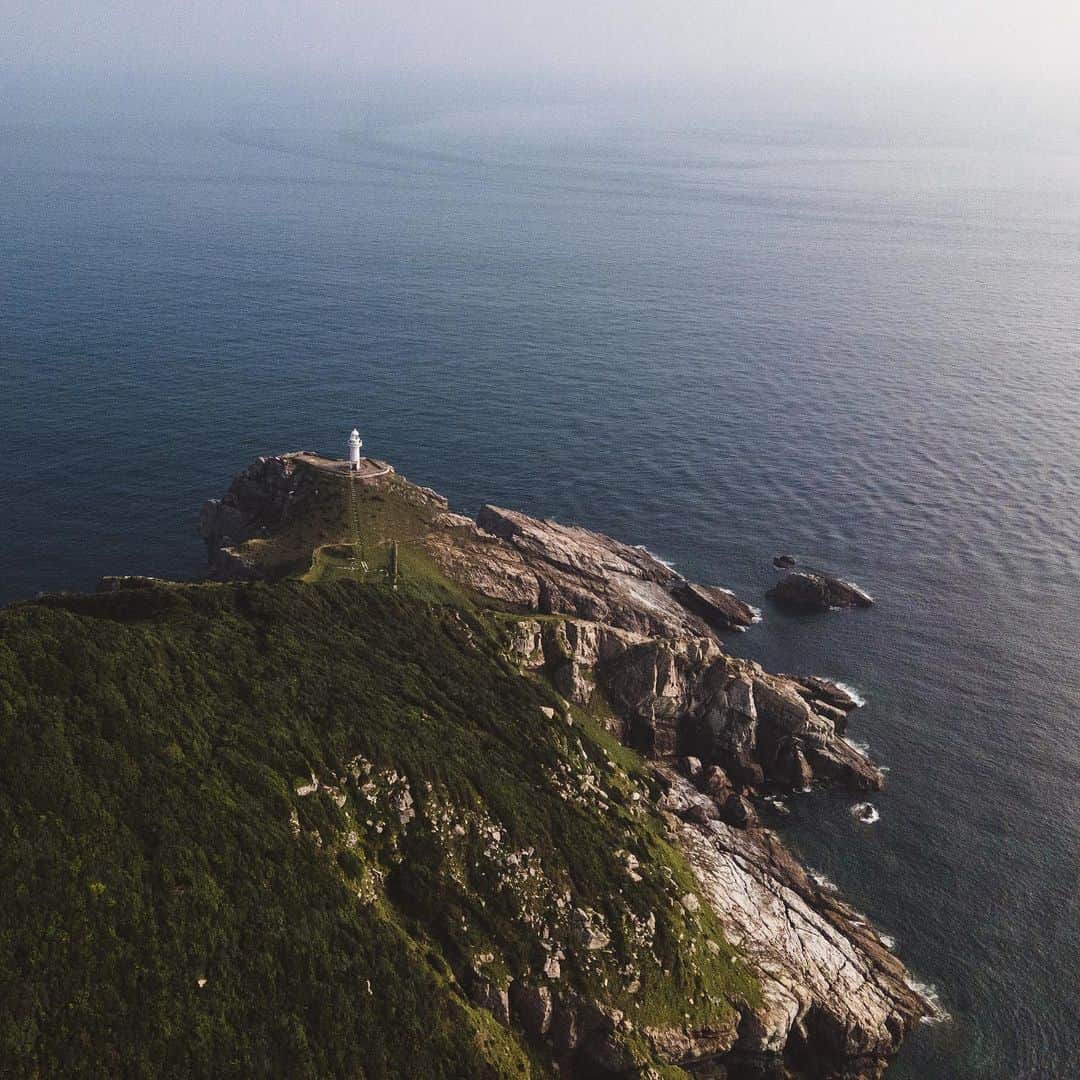 市川渚さんのインスタグラム写真 - (市川渚Instagram)「📍Osezaki Lighthouse, #FukueIsland﻿ ﻿ ﻿ 五島の福江島にある白亜の灯台、大瀬崎灯台。五島はまた改めてゆっくり出かけたいなあ。﻿ ﻿ --﻿ ﻿企画とディレクションを担当した #海があるから キャンペーンが本日からスタートしました。﻿ ﻿ 夏の終りに、まだ見ぬ海、思い出の海へと想いを馳せて。﻿  ﻿ ▶️ https://youtu.be/2gQK89TS1j4﻿ ▶️ https://xico.media/campaign/reco-sea/﻿ ﻿ Shot on #DJIMavicAir2 #MavicAir2 @djijapan﻿」8月27日 22時01分 - nagiko