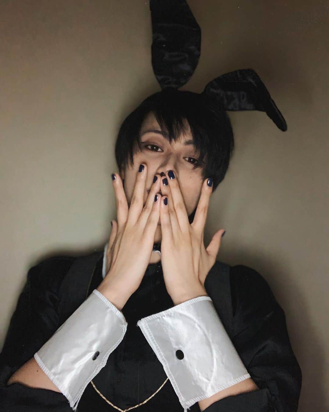 のインスタグラム：「ばにばにば！ 正直、肩幅が広く見えるので気に入っている。🐰 #判断基準そこ  . #🐰  .  #バニーボーイ#コスプレ#cosplay#cos#男装#ポートレート#うさ耳#角色扮演#中性#黒髪」