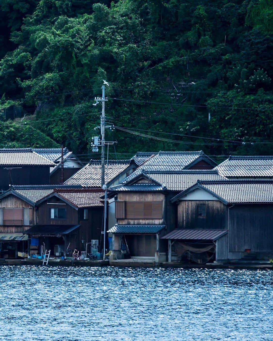 Koichiさんのインスタグラム写真 - (KoichiInstagram)「| Seaside town . #Hellofrom #Kyoto #BeautifulJapan #伊根の舟屋 #海の京都 #人いる . . #Sonyα7riii #SEL70300G 船上から300mmで .」8月27日 22時08分 - koichi1717