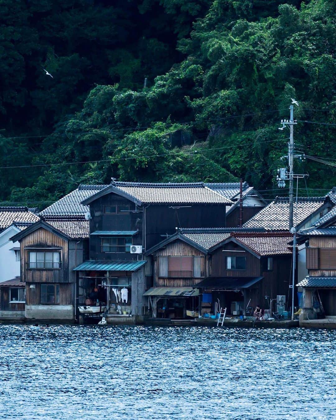 Koichiのインスタグラム：「| Seaside town . #Hellofrom #Kyoto #BeautifulJapan #伊根の舟屋 #海の京都 #人いる . . #Sonyα7riii #SEL70300G 船上から300mmで .」