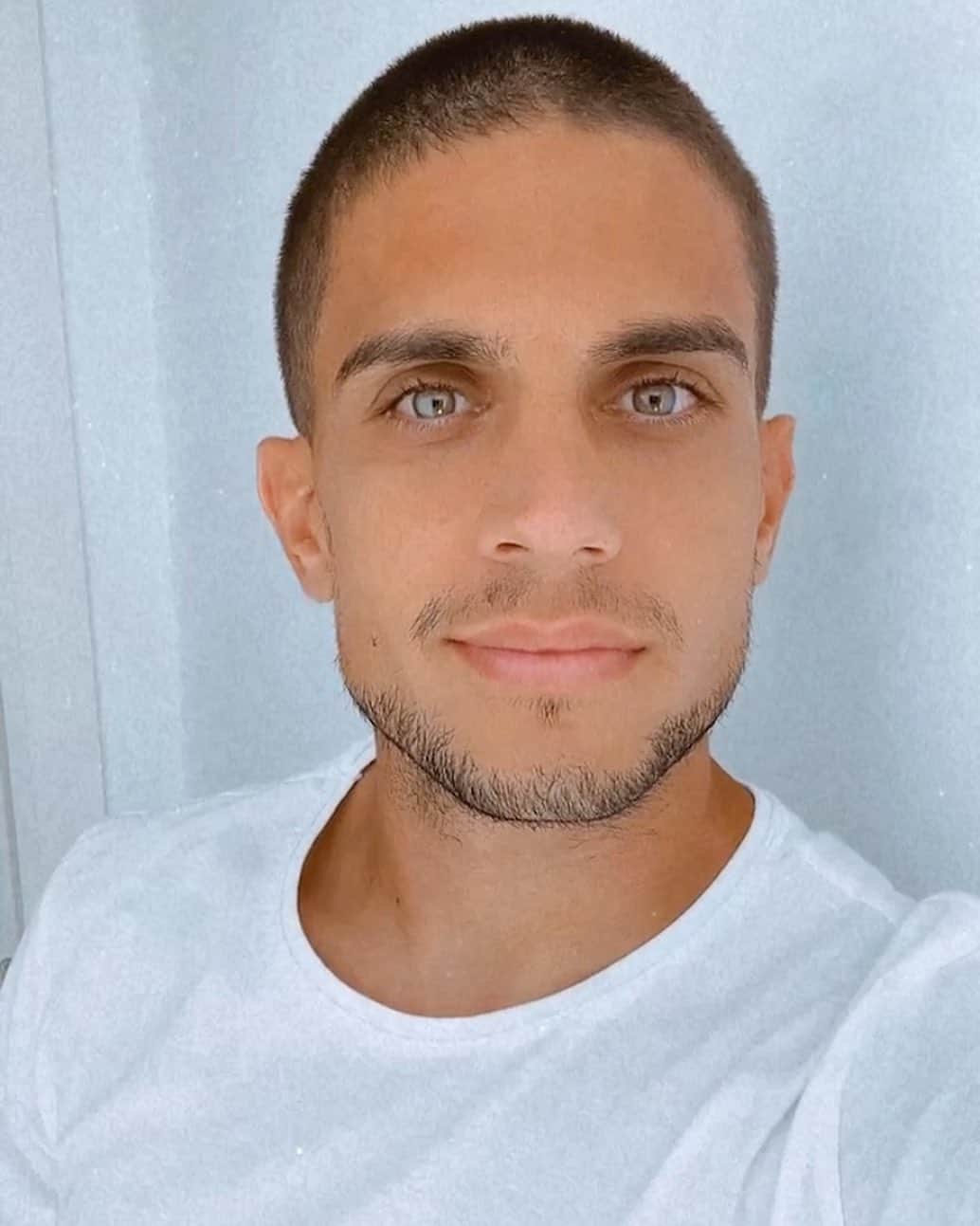 マルク・バルトラのインスタグラム：「Good vibes. 💇🏻‍♂️🎱 #fresh」