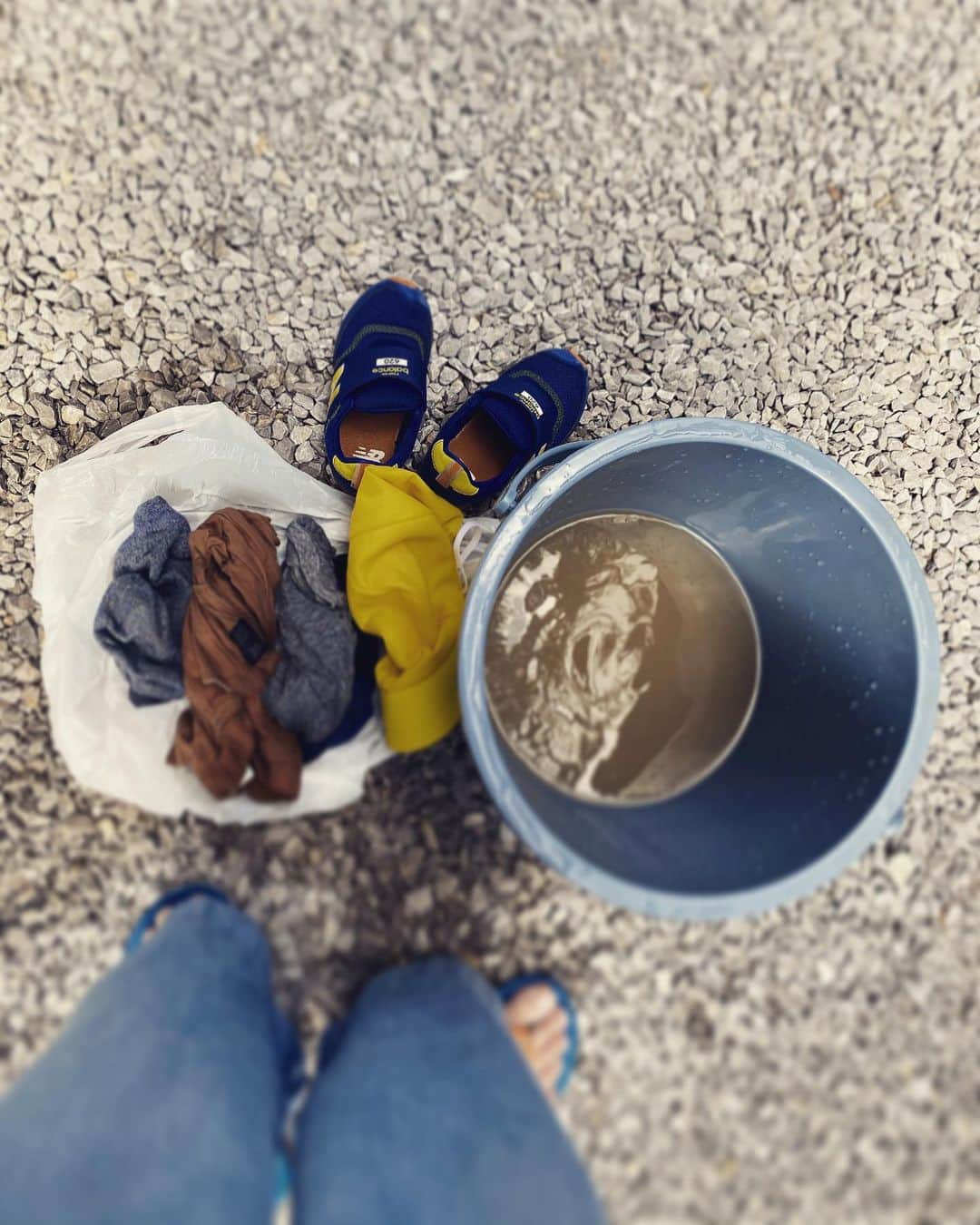 千北英倫子のインスタグラム：「. 名札にもポケットにも靴にもお砂どっさり入れて、泥んこびちゃびちゃのお着替えフルセット毎回持ち帰り👦 . 4歳男子の仕事💯満点💮 . . . #せんたくかあちゃん」