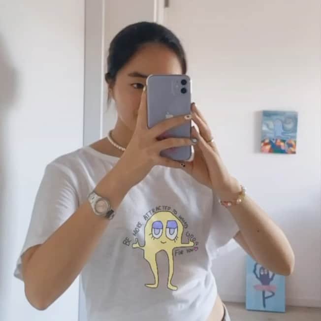 AKIKOのインスタグラム：「«Augmented reality for sustainable fashion?»  feat. my fried egg nails 🍳 💅🏻 #sparkar #augmentedreality」