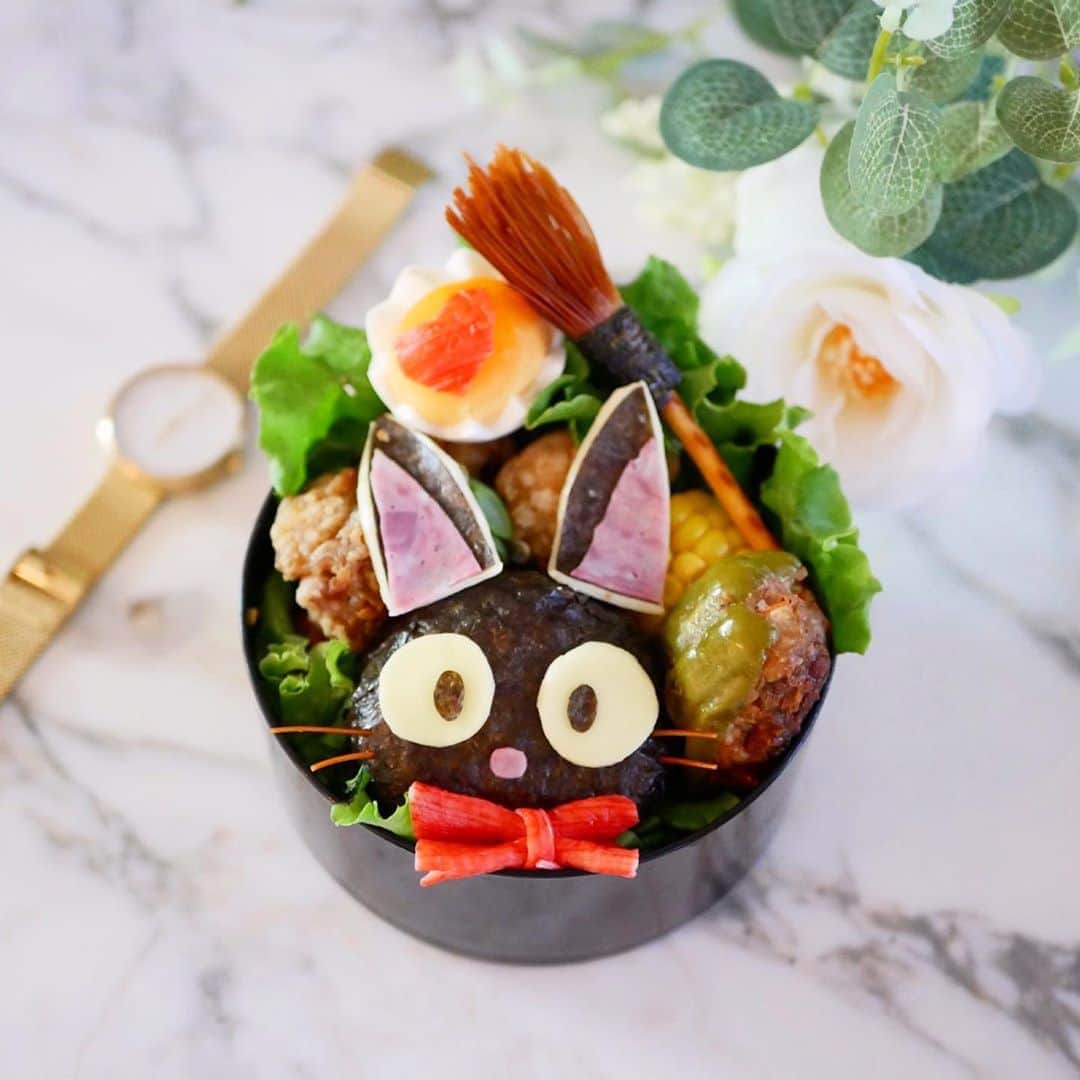 倉岡生夏のインスタグラム：「魔女の宅急便ジジ弁当〜⭐️ ・ ・  魔女のホウキは食べてもパリパリでおいしい💓w ジジって猫好きには特にたまらないキャラですよね〜💓 うちの猫もしゃべらないかなぁ。。w  ・ ・ 都会と自然がコンセプトのMAVEN WATCHES💓 我が家のテーブルの大理石とあわせて写真撮ってみました💓 本物の大理石を使用した時計で、かわいいですよね〜❣️ ・ ・ 大人可愛い時計なので普段使いにぴったりです^_^他にも可愛い時計沢山あるので是非覗いてみてください💓 ・ 10%クーポンを頂いたので載せておきますね❣️ 【kinabht】 ・ ・ ・ @mavenjapan  #マベン #マベンウォッチズ  #腕時計 #mavenwatches   #魔女の宅急便  #キャラ弁  #キャラ弁部 #愛され料理 #可愛いお弁当作りたい部  #ジジ  #ジブリ好きな人と繋がりたい #キャラ弁初心者  #ジブリ飯  #kyaraben  #zizi  #japanesanime @kina.ootd」