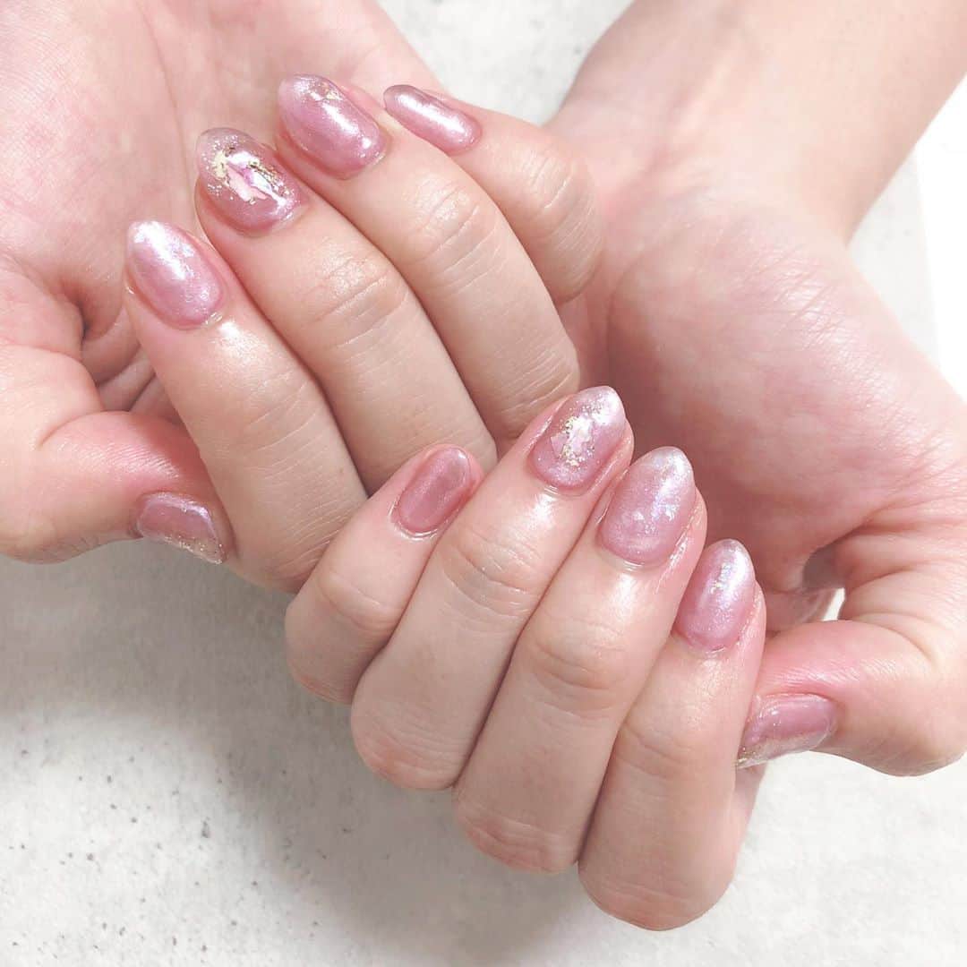 兼田日向子のインスタグラム：「💅 ピンクのミラーパウダー シェルとか色々でキラキラに✨ どタイプでたまらない🥺💕💕 . . . . . #ネイル#夏ネイル#ミラーネイル#オーロラネイル#newnails」