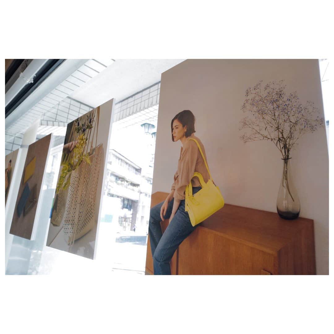 のインスタグラム：「・ 今週は21SS展示会 ・ 自粛中に作ったアイテムたちは 打ち合わせもなく 完全リモートで作ったものも多数。 でも自分的にいちばん好きなcollectionに。 ・ 忙しい日々から抜け出して ゆっくりブランドとも 自分とも向き合えたような❤︎ ・ ・ 展示会もあと2日。 なんだか今回は緊張よりも楽しめてるな〜。 明日も楽しみます🙋🏼‍♀️ ・ ・ #hvfn #exhibition #2021SS」