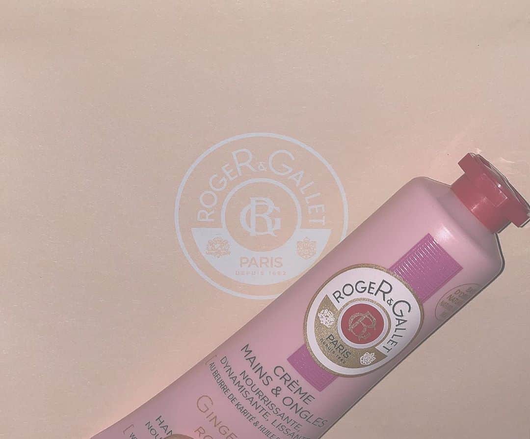 桑名利瑠のインスタグラム：「. . . 大好きなお店。 香水もハンドクリームも #rogergallet  を買う事が多い♡ 今回のは、ジンジャールージュって香り 香水は、違う香り！！紅茶みたいな匂い！！ . . . #ハンドクリーム #ジンジャールージュ #makeup #美容 #香水 #コロン #おすすめ #l4l #followforfollowback #followｍe #instafashion #instagood #instapic #selfie #style #me #ロジェガレ #手 #香り #handcream #nailcream #美 #ハンドケア #photooftheday #photo  #오샤레 #미용 #패션 #사진」