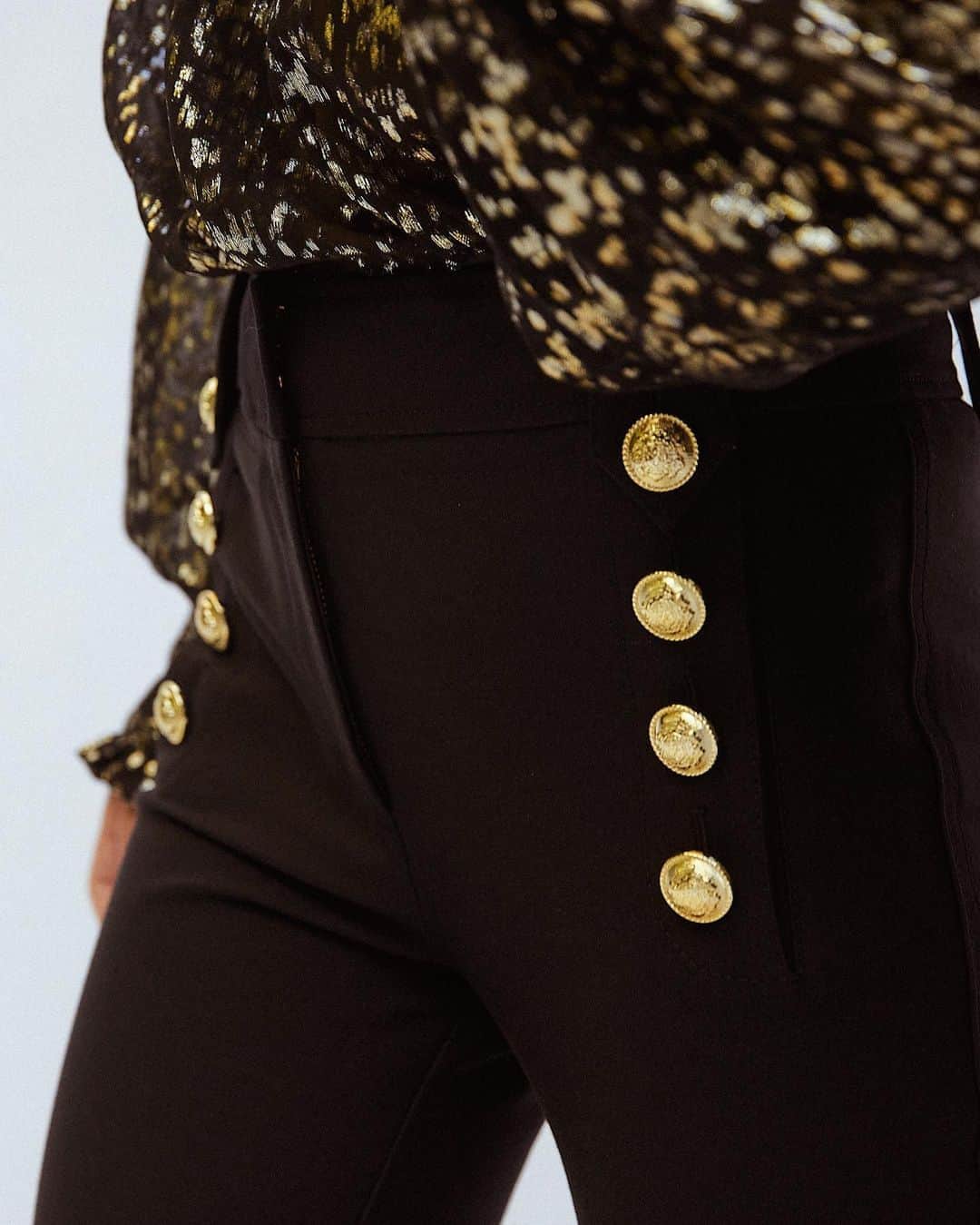 デレクラムのインスタグラム：「From your morning meeting to your dinner with friends, The Robertson Flare Trousers are designed to take you through your day with style and ease.」