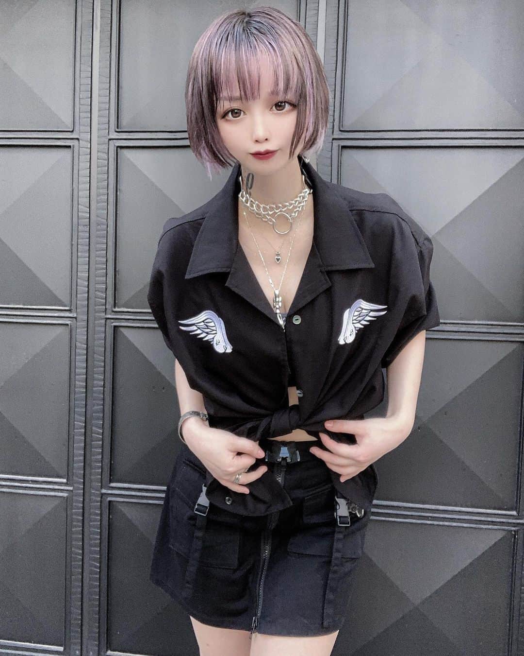 ももかわのインスタグラム：「久しぶりに外 遊んだ 暑すぎて1日中汗が止まらない☀ 体力の無さを痛感  シャツ格好良い お気に入り👍🏻」