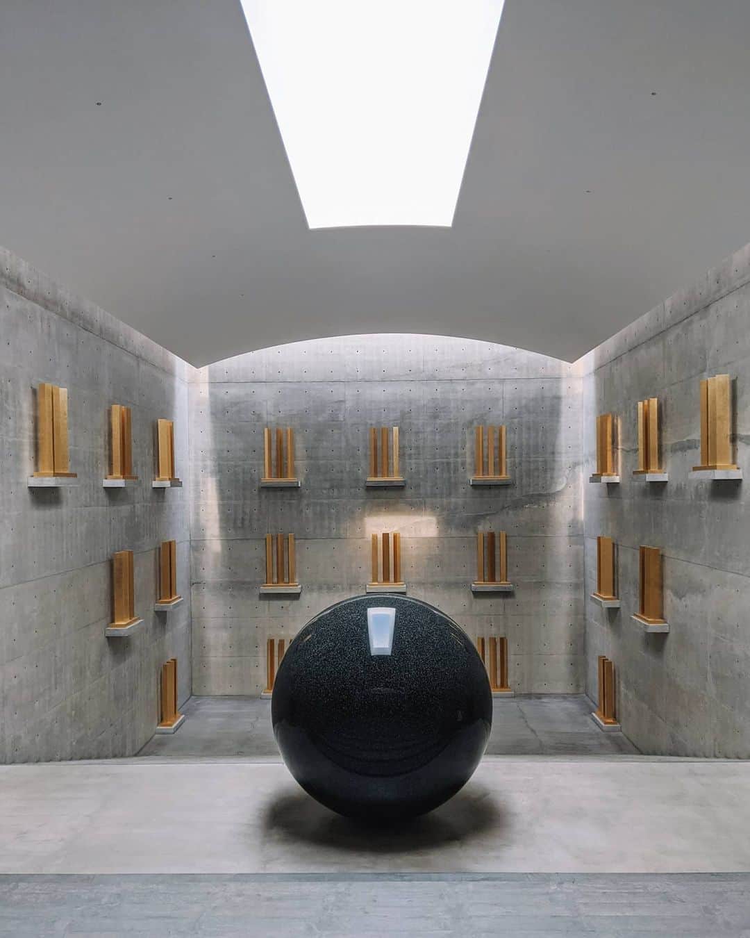 福田洋昭のインスタグラム：「アートと建築がともに存在する場所。A place where art and architecture exist as a single entity.  Walter De Maria’s & Tadao Ando's 'Time / Timeless / No Time’ #GooglePixel #Googleのスマホ #ChichuArtMuseum was unreal/非現実的🤯」