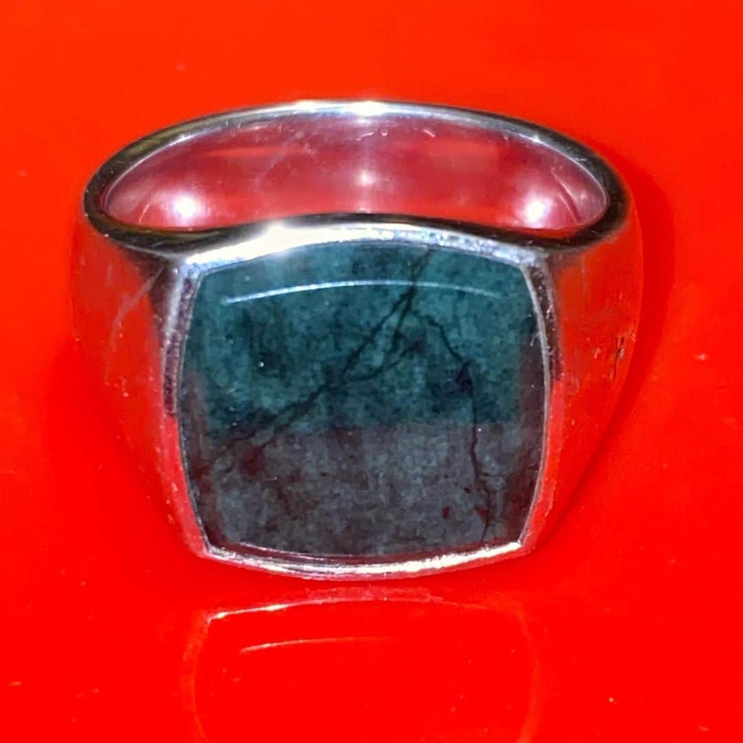 浅野忠信のインスタグラム：「TOM WOOD の指輪クールです。 グリーンマーブル  Tom Wood cool green marble ring.  I have Norwegian blood as well.  #tomwood」