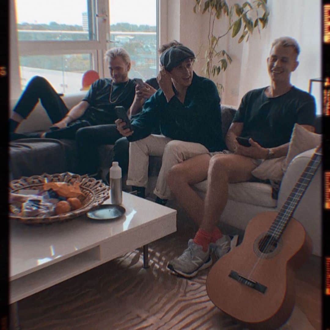 コナー・ボールのインスタグラム：「The boys look good today ❤️ . . . #thevamps #bradleysimpson #tristanevans #connorball #jamesmcvey」