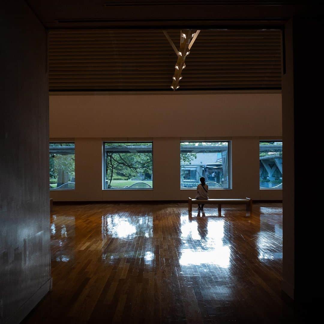 林信行さんのインスタグラム写真 - (林信行Instagram)「‪#GalleriesWithoutArtworks‬ #SetagayaArtMuseum The title explains everything. The most provocative, controversial yet zen-like and beautiful exhibition of this year ended today. Architect: Shozo Uchii  #世田谷美術館  #作品のない展示室  コロナ禍が生み出したもっとも斬新で、挑発的で、シンプルかつフォトジェニックな展覧会。 小林君江 さんの投稿で見かけて以来、ずっと行きたいと思っていたけれど、近くでやっている展覧会ほどいけないもの。なかなか行けなかったところ、昨日になって @chibahide_tokyoart さんに「明日、最終日!」と教えてもらい、仕事も途中で投げ出して見に行ってきました。 行ってよかった！  とてもリフレッシュできました。 終わって外に出てみると大道芸のような人たちがホーミーで謳いながら闊歩していてテレビカメラみたいなので撮影していた。あれはいったい何だったんだろう？」8月27日 22時28分 - nobihaya