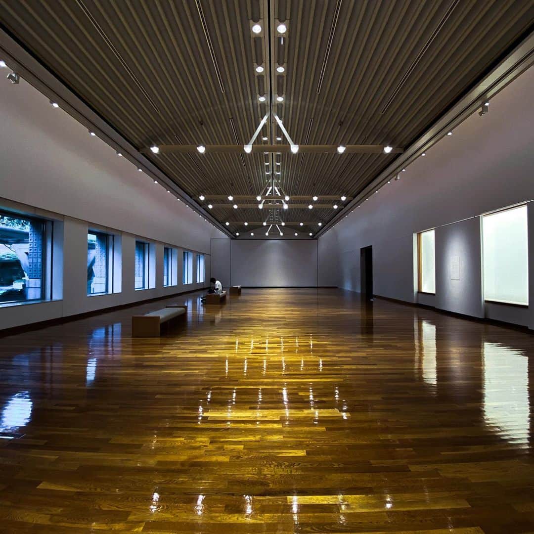 林信行さんのインスタグラム写真 - (林信行Instagram)「‪#GalleriesWithoutArtworks‬ #SetagayaArtMuseum The title explains everything. The most provocative, controversial yet zen-like and beautiful exhibition of this year ended today. Architect: Shozo Uchii  #世田谷美術館  #作品のない展示室  コロナ禍が生み出したもっとも斬新で、挑発的で、シンプルかつフォトジェニックな展覧会。 小林君江 さんの投稿で見かけて以来、ずっと行きたいと思っていたけれど、近くでやっている展覧会ほどいけないもの。なかなか行けなかったところ、昨日になって @chibahide_tokyoart さんに「明日、最終日!」と教えてもらい、仕事も途中で投げ出して見に行ってきました。 行ってよかった！  とてもリフレッシュできました。 終わって外に出てみると大道芸のような人たちがホーミーで謳いながら闊歩していてテレビカメラみたいなので撮影していた。あれはいったい何だったんだろう？」8月27日 22時28分 - nobihaya