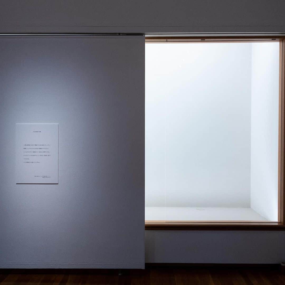 林信行のインスタグラム：「‪#GalleriesWithoutArtworks‬ #SetagayaArtMuseum The title explains everything. The most provocative, controversial yet zen-like and beautiful exhibition of this year ended today. Architect: Shozo Uchii  #世田谷美術館  #作品のない展示室  コロナ禍が生み出したもっとも斬新で、挑発的で、シンプルかつフォトジェニックな展覧会。 小林君江 さんの投稿で見かけて以来、ずっと行きたいと思っていたけれど、近くでやっている展覧会ほどいけないもの。なかなか行けなかったところ、昨日になって @chibahide_tokyoart さんに「明日、最終日!」と教えてもらい、仕事も途中で投げ出して見に行ってきました。 行ってよかった！  とてもリフレッシュできました。 終わって外に出てみると大道芸のような人たちがホーミーで謳いながら闊歩していてテレビカメラみたいなので撮影していた。あれはいったい何だったんだろう？」