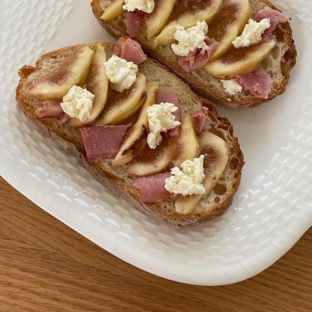角川友紀のインスタグラム：「𓂃 ﻿ ﻿ 今日のお昼に食べた﻿ ﻿ イチジクとクリームチーズのトースト👩🏻‍🍳﻿ ﻿ 盛り付けが楽しかったし味も◎🧡﻿ ﻿ ﻿ ﻿ ﻿ #いちじく#イチジク#トーストアレンジ#トースト#トーストプレート#いちじくとクリームチーズ#生ハムの代わりにベーコンに#オープンサンド#簡単ごはん#簡単レシピ」