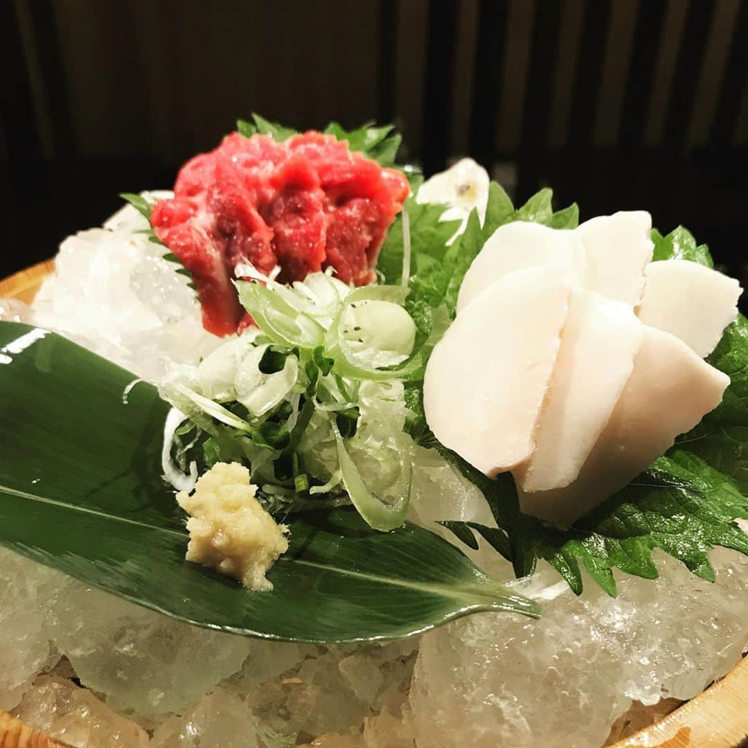 うまかもん九州料理 九州魂天王寺店さんのインスタグラム写真 - (うまかもん九州料理 九州魂天王寺店Instagram)「まいど九州魂（くすだま）天王寺店です！  本日最後の投稿は、名物！鮮馬刺しの氷山紅白盛り！見た目も涼しげな逸品です！  暑い日が続きますが、ご来店お待ちしてます！  #氷山盛り #紅白盛り #阿倍野居酒屋 #マッスル系居酒屋 #マッスルスタッフ」8月27日 22時29分 - kusudamatennouji