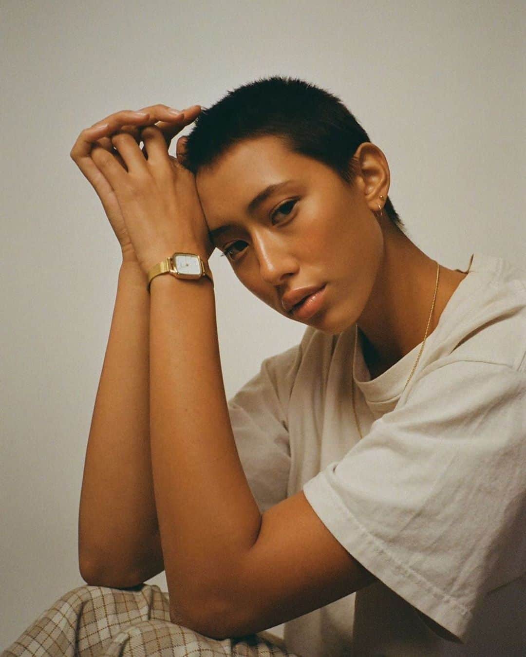 のインスタグラム：「Definition of refinement with @zoelhote and our Kate Royale Gold 💛⁠⠀⁠ ⁠⠀⁠ MUA @ayamyself⁠⠀⁠ Photography @omizs⁠⠀⁠ ⁠⠀⁠ ⁠⠀⁠ ⁠⠀⁠ #woman #kate #fashion #watch #love #photography #watchfashion #watchgold #goldwatch #komono」