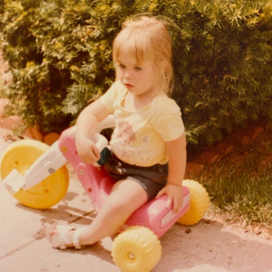 メリッサ・ジョーン・ハートさんのインスタグラム写真 - (メリッサ・ジョーン・ハートInstagram)「I always had a thing for a hot set of wheels! #tbt #bigwheels」8月27日 22時37分 - melissajoanhart