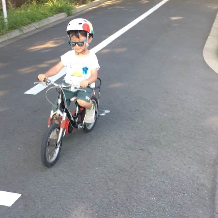 蒲生麻由のインスタグラム：「補助輪無しで自転車に﻿ 乗れるようになりました❣️﻿ ﻿ 息子にはキックバイクをやらせていないので﻿ まだまだ補助輪無しは無理だろうと﻿ 思っていましたが、﻿ 本人がやってみたいと言うので、﻿ チャレンジさせてみたら...﻿ あらビックリ❣️﻿ あっさり乗れちゃいましたwww﻿ ﻿ 本人も自信がついたようで、﻿ 最近は自転車に乗りに行くのが日課に。﻿ 毎日コツコツ練習して、﻿ 黙々と打ち込む姿がなんだか﻿ 頼もしくて、母ちゃんは嬉しいよ。﻿ ﻿ こういう経験を一つ一つ積み上げて、﻿ 大きく羽ばたいて欲しいな。﻿ ﻿ #mamalife #babyboy#もうbabyではない #男の子ママ #3歳6ヶ月  #自転車乗れた #補助輪無しデビュー ﻿ #最近ちょっとお兄さんになってきた﻿ #黙々と打ち込む #頼もしい息子」