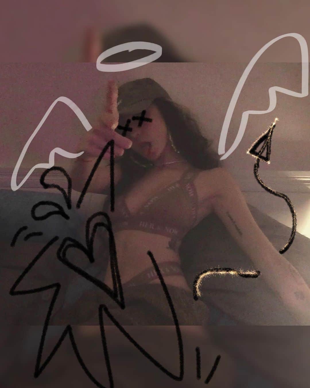 孫尤安（YoannaS）のインスタグラム：「來自仙女星老師 @isangelc 之手的 @herandnowofficial   IM IN BETWEEN🪐  ☁️🤍」