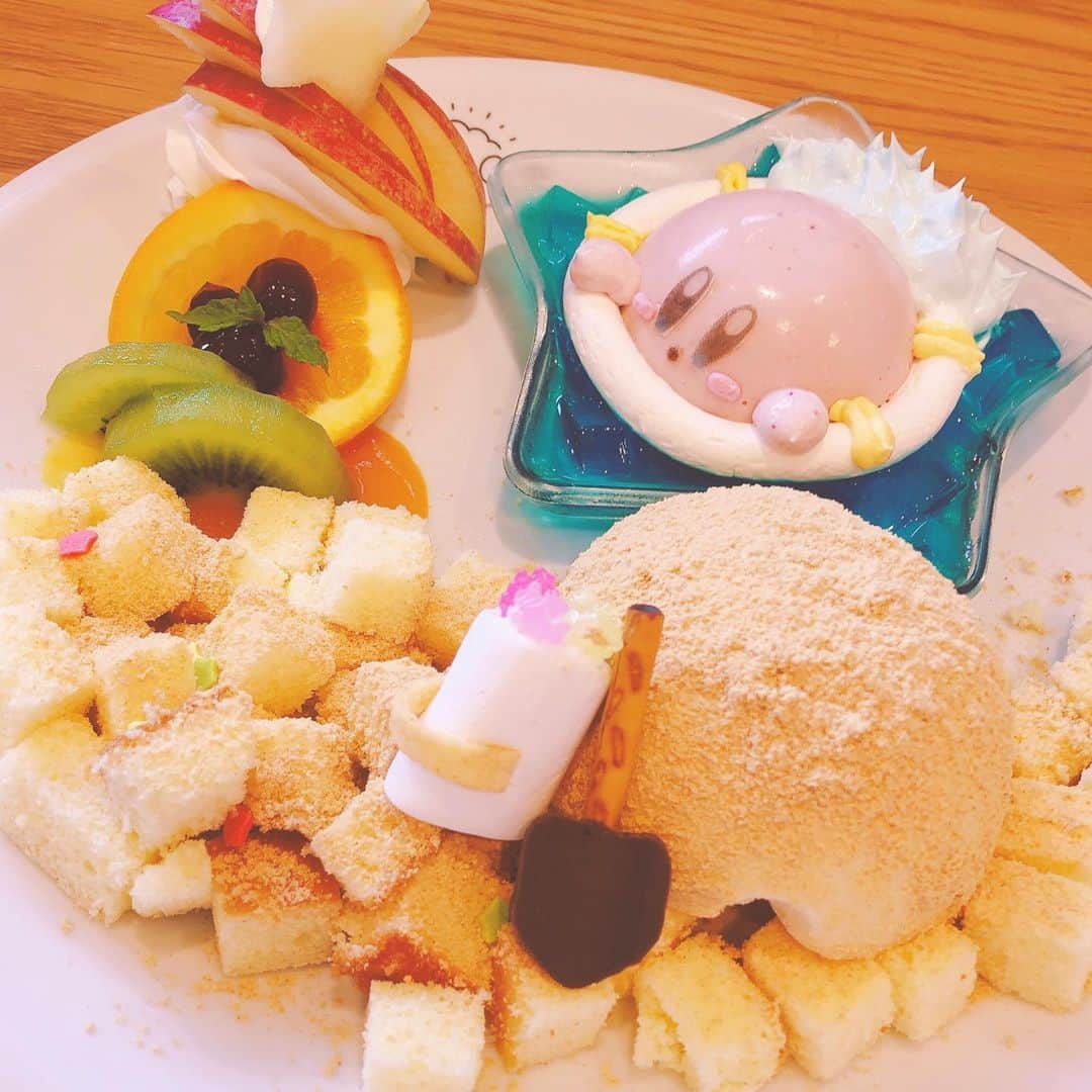 星野渚のインスタグラム：「カービィカフェ幸せすぎた🥺 ＊ ＊ ＊ ＊ ＊ ＊ ＊ ＊ #カービィカフェ　#カービィ　#可愛いカフェ　#kirbycafe #カービーカフェ東京　#カービィカフェ東京　#kirbycafesummer #ソラマチ　#スカイツリー　#星のカービィ」