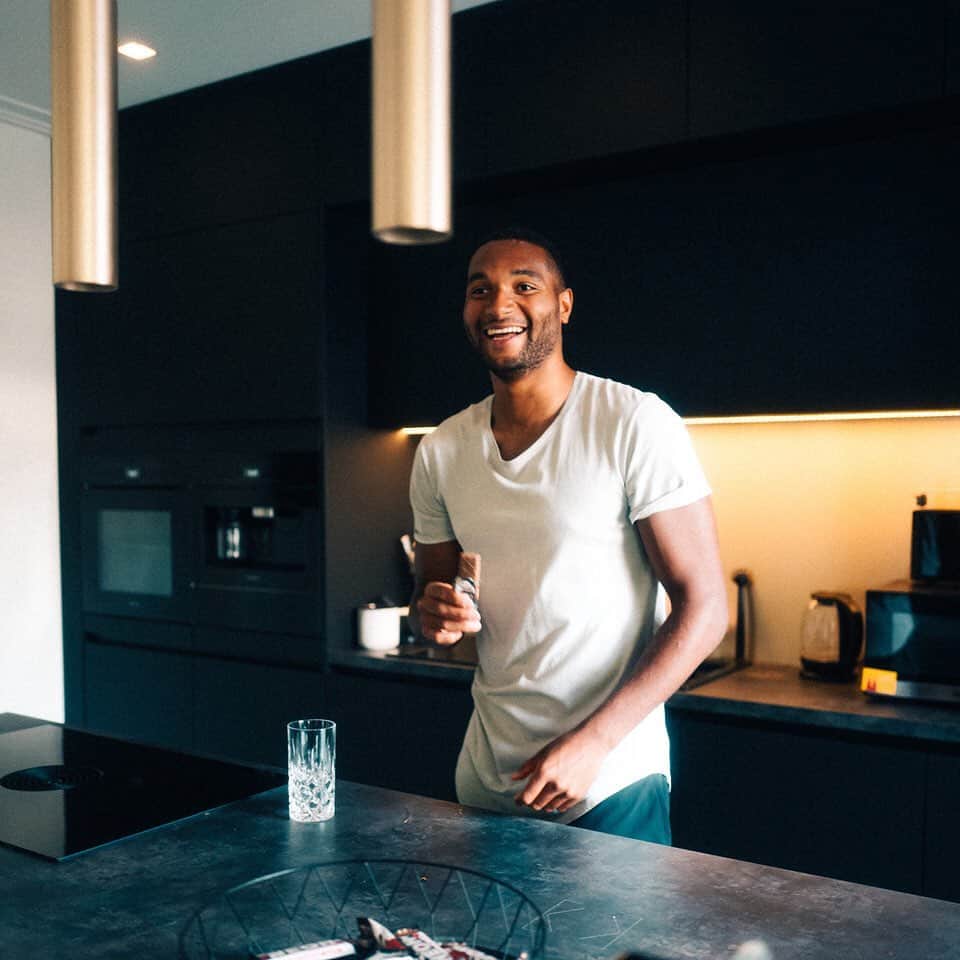 ヨナタン・ターのインスタグラム：「Conscious nutrition over restrictive diets. 💪🏾 @neohworld」