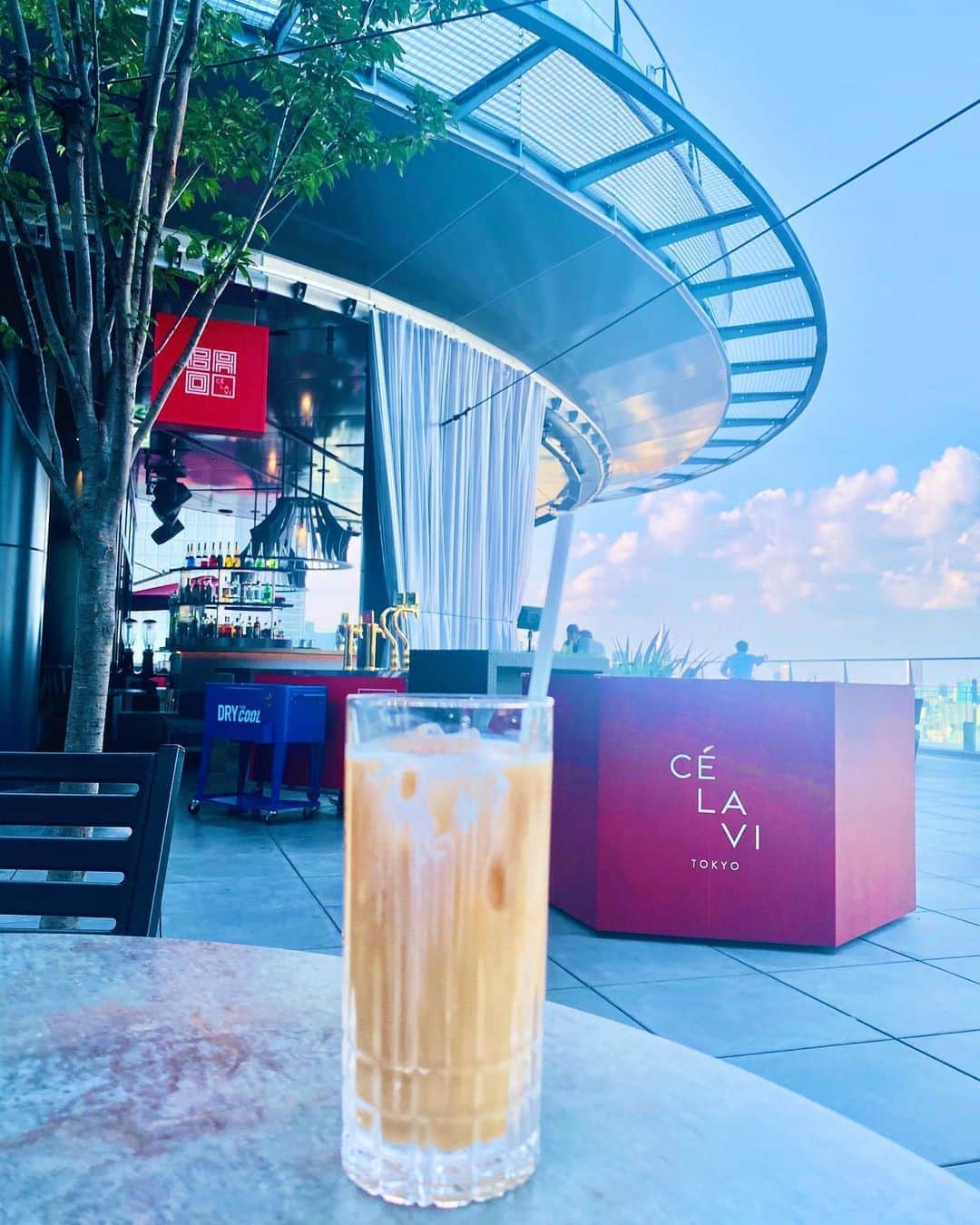 金子実加のインスタグラム：「晴れた青空の下でお茶を飲むのは気分が良い🧚✨✨ . . . . . . . . . . #写真好きな人と繋がりたい #おしゃれカフェ #東京 #東京デートスポット #お洒落さんと繋がりたい #ミルクティー #カメラのある生活 #東京デート #セラビ #portrait #love #beautiful #art #summer #渋谷カフェ #life #渋谷ルーフトップ #ルーフトップバー #渋谷テラス #屋上 #célavie #東京カフェ #rooftoptokyo #skyviewtokyo」