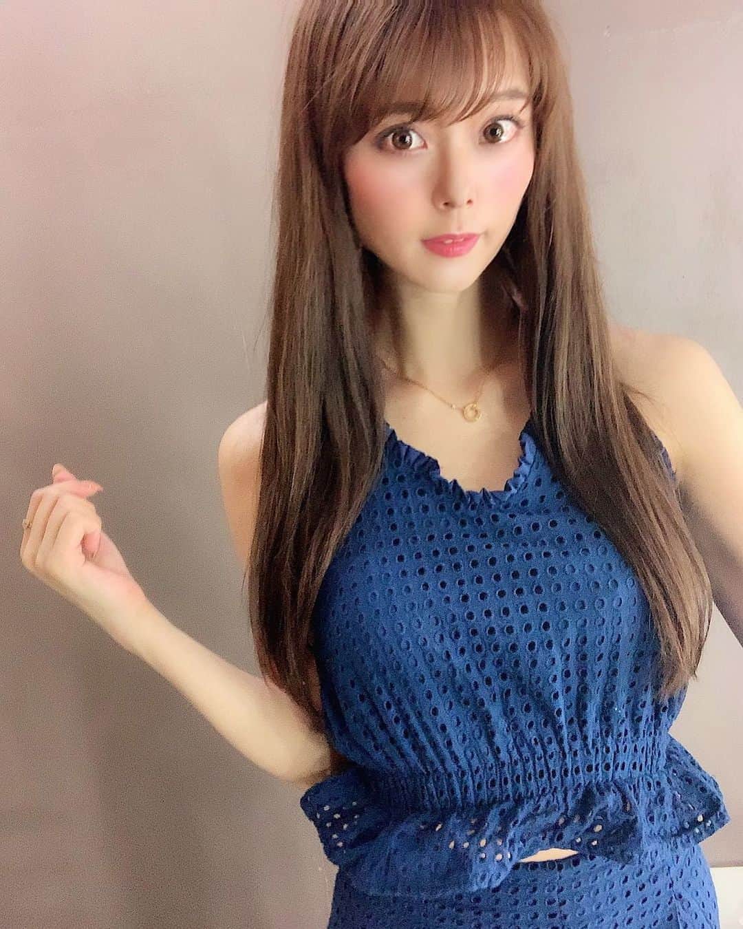 のインスタグラム：「今日も一日お疲れ様🤩🤩 . この服に着替えてから髪を巻いたら、左肩をコテで火傷しました、、💔 . 今めちゃくちゃヒリヒリしてる😨😨😨 あざにならないと良いなぁ😭😭😭 巻いた後の写真は一つ前の投稿です🤫🤫🤫 . . .  週末はSF開幕戦ということで、相方のあやちゃんとzoomコラボ配信するよー❗️ 団体も個人も受け付けているので受け付けまだの方是非予約してくださーい🥺🥺🥺 団体はレースの話が多くなりそうだけど、個人は特に指定はないので、レースに詳しくない方もお気軽に参加してね❗️推しチームが違う方も気にせず参加してねっ❗️笑 なかなか大人数では集まれないと思うけれどリモートでワイワイしましょう🥳🥳🥳 #SF #sformula #sformula2020  #sformula好きな人と繋がりたい  #superformula  #スーパーフォーミュラ #SF開幕戦　#開幕戦　#開幕戦が待ち遠しい  #カロッツェリア  #carrozzeria  #KCMG #SUPERFOMULA #レースクイーン #sf2020 #撮影会　#撮影会モデル　#感謝祭」