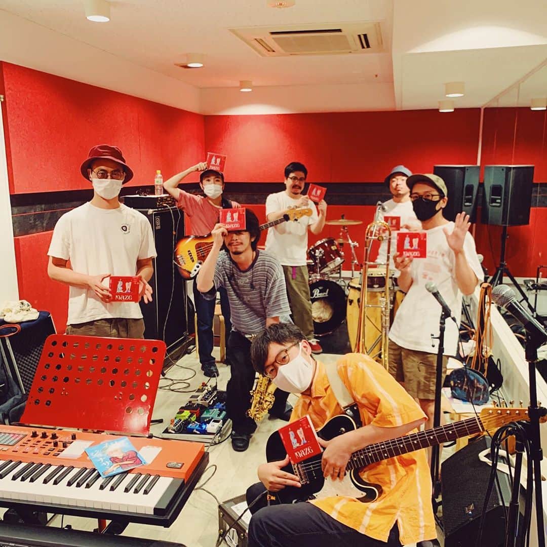 思い出野郎Aチームのインスタグラム：「👩‍👧👨‍👨‍👦👨‍👨‍👦👨‍👦﻿ chelmico @chelmico の新譜『maze』に、思い出野郎が作曲&演奏、高橋マコイチが一部作詞を担当した楽曲「エネルギー」が収録されています！﻿ 仲良しなchelmicoと一緒に曲を作れて嬉しかったです！﻿ ライブで盛り上がること間違いなし！﻿ アルバム全曲最高ですので、是非聴いてみてください！﻿ ﻿ #思い出野郎Aチーム﻿ #カクバリズム﻿ #チェルミコ﻿ #chelmico」