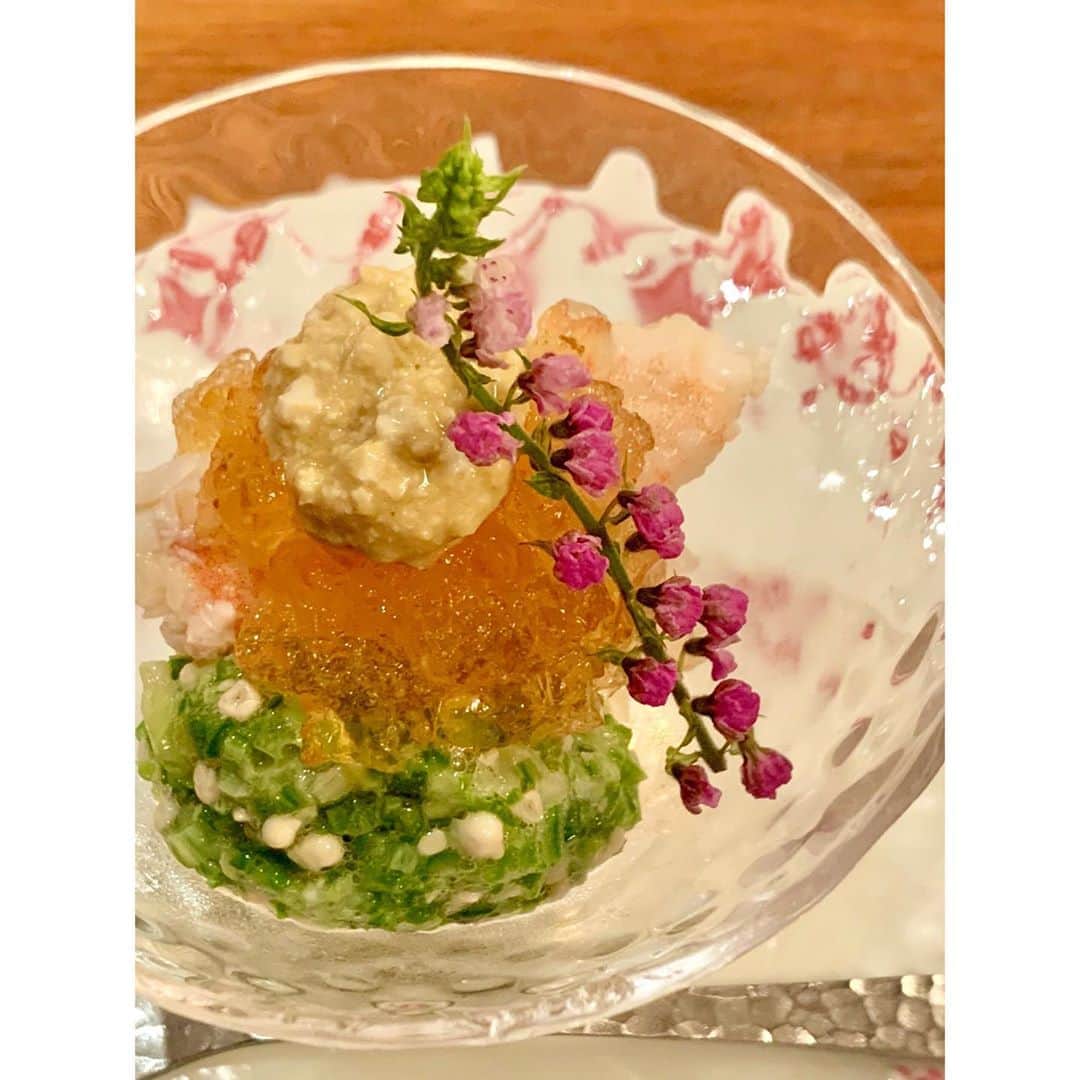 VANRIのインスタグラム：「* いつもお世話になってる だーいすきなヘアメイクさんの サプライズバースデー企画で ちょっと良い所で美味しいものを食べよう会🤤 日本人に生まれて良かったですほんと。 大好きが詰まった１日でした💓 #麻布浅井 #創作和食」