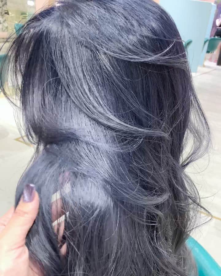 原涼香のインスタグラム：「𝐁𝐥𝐮𝐞 𝐠𝐫𝐚𝐲 🧊🧊 透けちゃうBlue ❤︎ とレイヤーカット ❤︎ ㅤㅤㅤㅤㅤㅤㅤㅤㅤㅤㅤㅤㅤ」