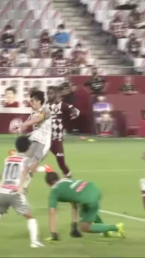ダンクレーのインスタグラム：「Continuamos trabalhando firme em busca da evolução. Deus é bom o tempo todo! 🙏🏾⚽ @visselkobe #DK33」