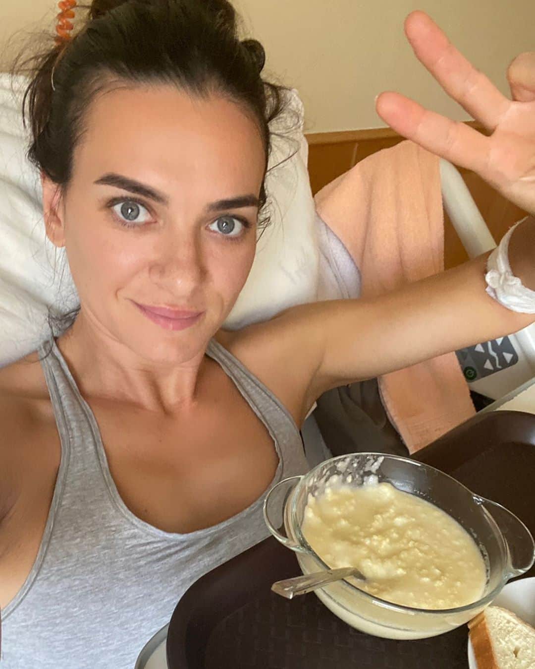 エレーナ・イシンバエワのインスタグラム：「Привет хорошие мои! 🤗❤️ ⠀ Не хочу вас пугать и пропадать тоже не хочу:) У меня все хорошо, сейчас в больнице. ☺️ Была маленькая проблемка, которую виртуозные  врачи быстренько решили. Повода для переживаний нет. На следующей неделе уже выписываюсь 💪🏻 Может быть прямой эфир сегодня? 🤔 ⠀ Hello my dear! 🤗❤️ ⠀ Don't want to scare you and disappear from you don't want:) ⠀ I'm fine, now in the hospital. ☺️ There was a small problem that the virtuoso doctors quickly solved. There is no reason to worry. ⠀ I'm checking out from the hospital next week 💪🏻 ⠀ Maybe livestream tonight? 🤔」