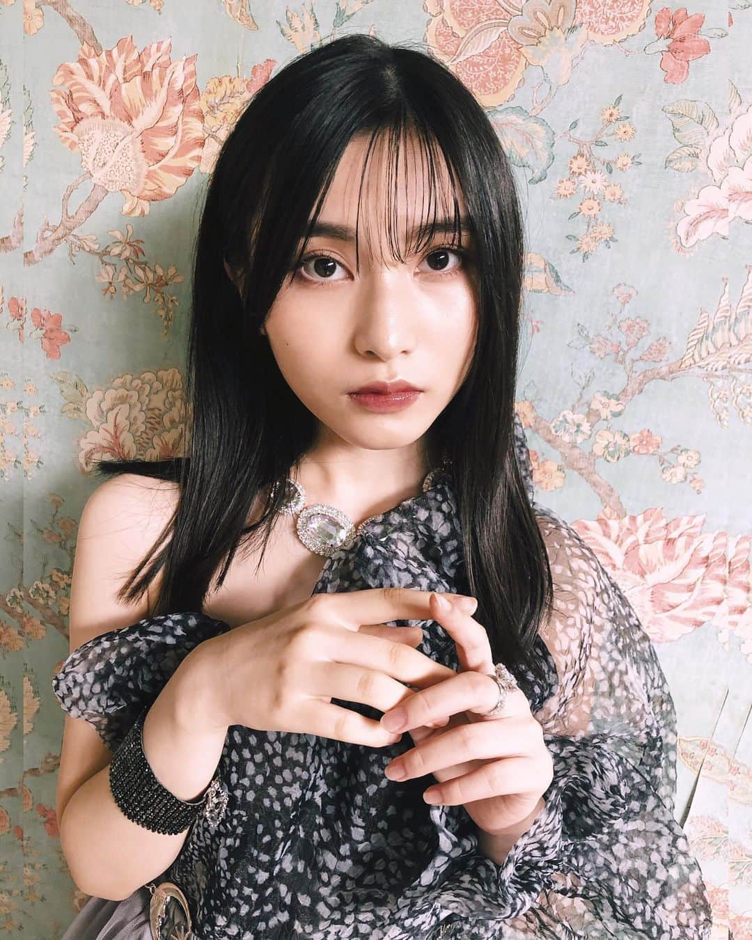 福岡聖菜さんのインスタグラム写真 - (福岡聖菜Instagram)「かわいく、かっこよく、美しく。 私のやってみたかった世界観で撮影して頂けて。  もしかしたら この世界観は好まない人の方が多いのではないか、 かわいらしくアイドルらしい撮影の方が喜んでもらえるのかもと、実はそんなことを考えていました。 だけど自分の好きなことを表現できるチャンスはなかなか来ないもの。 私の好きなことを好きな方もきっといる、 そしてみんなならば肯定してくれるのではないか、そう信じて自分の意見を出しました。  改めて素敵な企画の1位、 ありがとうございました！ 私にとってはようやく出会えた私。 皆さんの目に新しい私はどんな風に映りましたか😉？  本日発売　PlatinumFLASH  hairmake: @dreamoon_hm  styling:  @xxxrioxxxx」8月27日 22時58分 - seina___ff