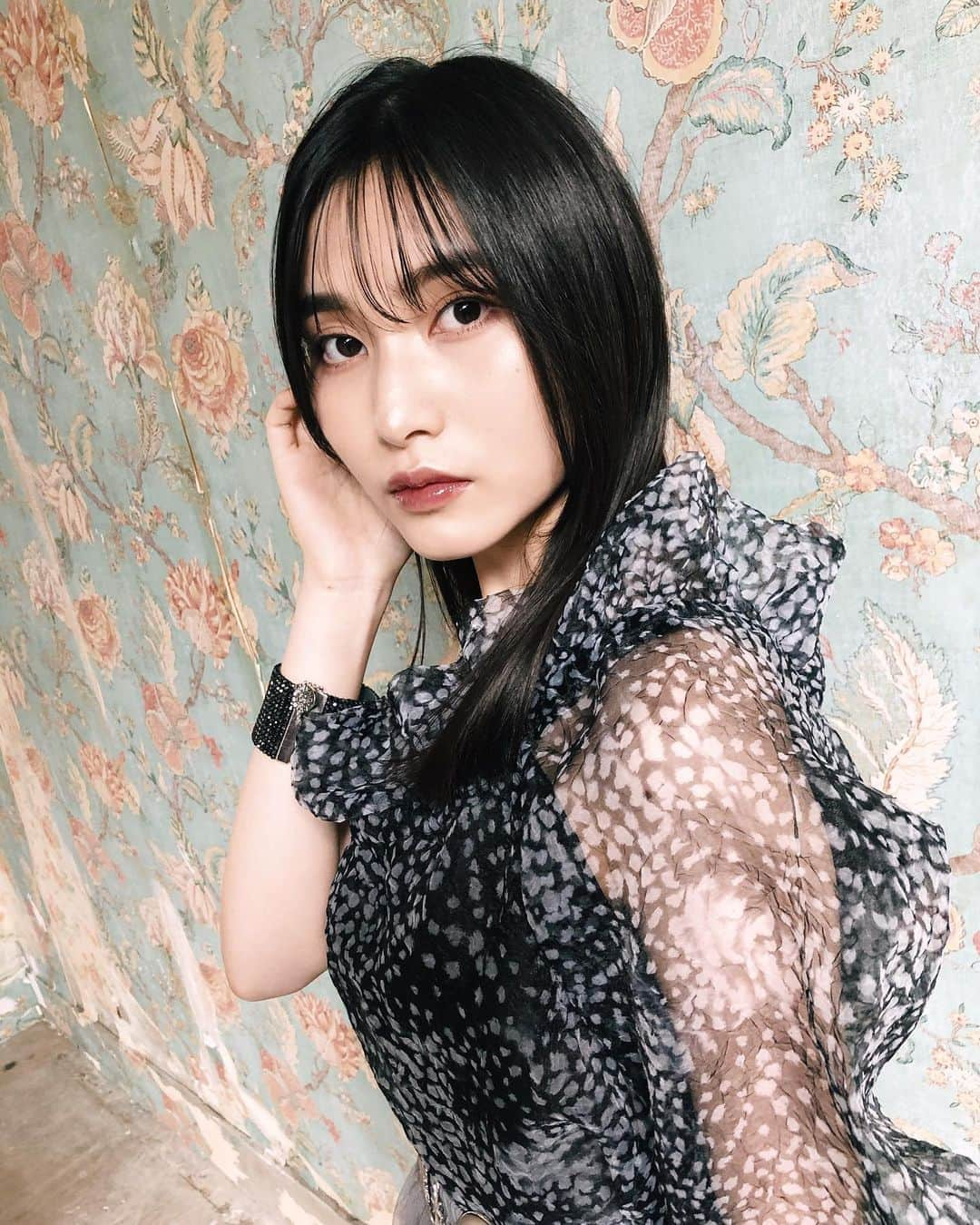 福岡聖菜さんのインスタグラム写真 - (福岡聖菜Instagram)「かわいく、かっこよく、美しく。 私のやってみたかった世界観で撮影して頂けて。  もしかしたら この世界観は好まない人の方が多いのではないか、 かわいらしくアイドルらしい撮影の方が喜んでもらえるのかもと、実はそんなことを考えていました。 だけど自分の好きなことを表現できるチャンスはなかなか来ないもの。 私の好きなことを好きな方もきっといる、 そしてみんなならば肯定してくれるのではないか、そう信じて自分の意見を出しました。  改めて素敵な企画の1位、 ありがとうございました！ 私にとってはようやく出会えた私。 皆さんの目に新しい私はどんな風に映りましたか😉？  本日発売　PlatinumFLASH  hairmake: @dreamoon_hm  styling:  @xxxrioxxxx」8月27日 22時58分 - seina___ff