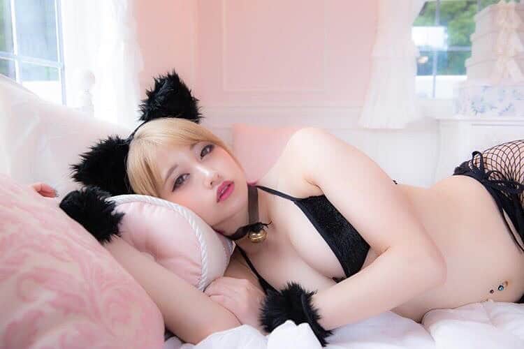 のインスタグラム：「めちゃくちゃマイペースだけどたまにかまってちゃんなねこみたいな女の子って可愛くない🐈💋？？ . . #にゃんすたぐらむ   #猫#cat#ツンデレ女子 #ミルクティーカラー #ヘアアレンジ#モテ髪 #ショートカット女子 #バーレスク東京#dancer#showgirl#likeforlikes #likexlike #六本木#渋谷#新宿#ピンクメイク#グラビア#撮影会#model#童顔巨乳#クラゲ女子#gold#morning #インナーカラー#チェリーピンク#cherry#むちむちボディ #ベビギャル」