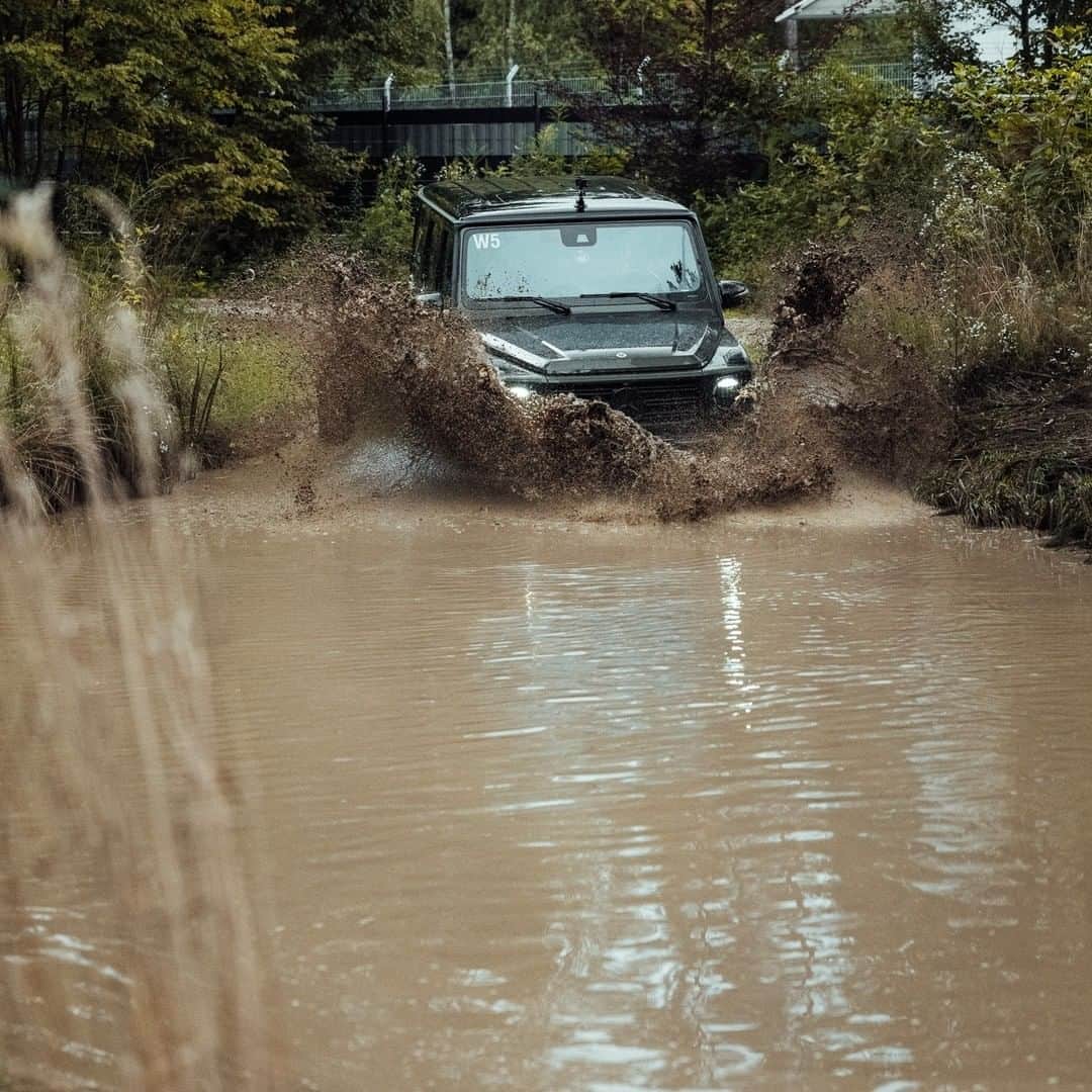 Mercedes AMGさんのインスタグラム写真 - (Mercedes AMGInstagram)「This time, #INSIDEAMG is ramping up the adventure factor. For the G-Class, the only way is forwards – however insurmountable the terrain may seem. Stay tuned for the next episode! #MercedesAMG #GClass #onroad #offroad #graz #g6x6 #amg」8月27日 23時00分 - mercedesamg