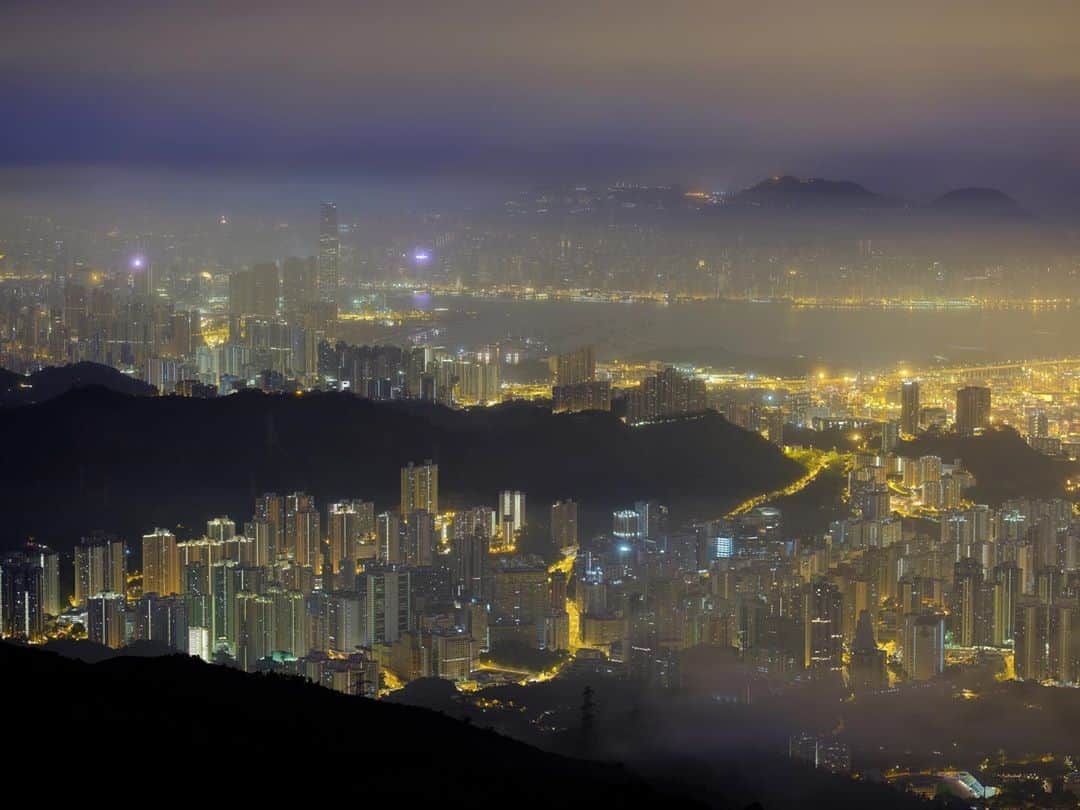 FUJIFILM INDONESIAさんのインスタグラム写真 - (FUJIFILM INDONESIAInstagram)「Kabut malam di Hongkong adalah fragmen menarik yang bisa diabadikan seperti karya X-Photographer @jeffrey_poon_insta. Gambaran kota Hongkong yang metropolitan terasa berbeda melalui foto ini.  Captured by @jeffrey_poon_insta using FUJIFILM GFX50R Lens Fujinon GF 100-200mm F5.6 R LM OIS WR  #GFX50R_id #GoFUJIFILM #fujiﬁlm_id」8月27日 23時03分 - fujifilm_id