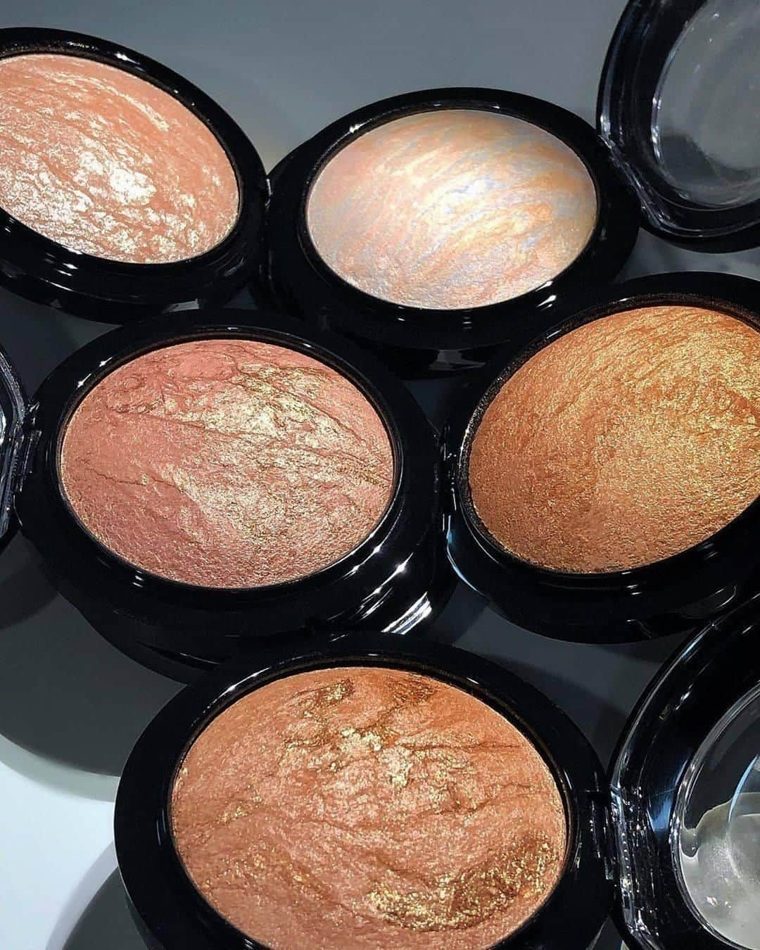 M·A·C Cosmetics BRさんのインスタグラム写真 - (M·A·C Cosmetics BRInstagram)「Dê um glow na sua make! Nosso iluminador Mineralize Global Glow oferece luminosidade para sua pele e realça os pontos altos do rosto. Dica: se misturado com Prep+Prime Fix+ garante ainda mais cor e brilho! ✨  Compre em maccosmetics.com.br ou nas nossas lojas.  Na foto: Global Glow, Soft & Gentle, Lightscapade, Cheeky Bronze e Gold Deposit.  #Regram @johnbondmakeup #MACMineralize #GlobalGlow #iluminador #brilho #pele #make #rosto #glow」8月27日 23時04分 - maccosmeticsbrasil