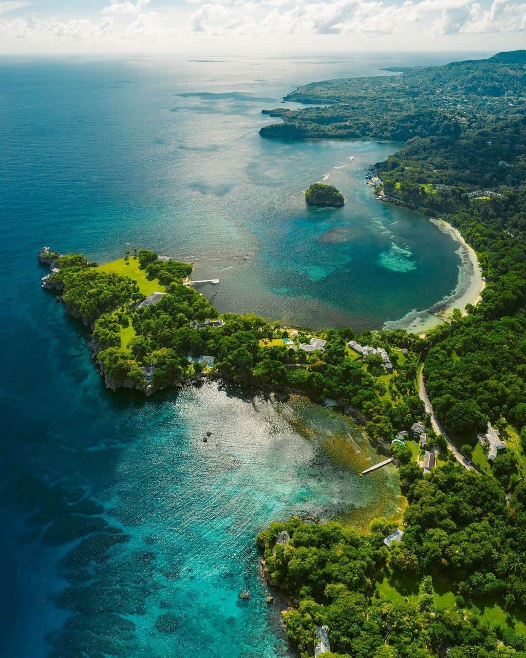 BEAUTIFUL DESTINATIONSさんのインスタグラム写真 - (BEAUTIFUL DESTINATIONSInstagram)「A view over Frenchman's Cove in Jamaica! 😍This gorgeous view is where the Blue Mountains meet the Caribbean sea. The ultimate spot for secluded relaxation.   Tag a friend you would want to bring here! 🙌   #VisitJamaica (In partnership with @VisitJamaica)  📍Frenchman's Cove, Jamaica」8月27日 23時04分 - beautifuldestinations