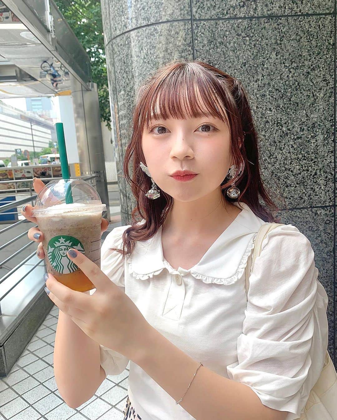 廣川奈々聖のインスタグラム：「暑くても、天気良いのは嬉しい〜 ♡♡🍑﻿ ﻿ #ジューシーピーチフラペチーノ です¨̮ ﻿ ﻿ ﻿ ﻿ ﻿ ﻿ #starbuckscoffee#スタバカスタム#夏コーデ#ハーフツインテール#巻き髪#honeymihoney#ハンドメイドピアス#ootd#ななせのふく ﻿ ﻿」